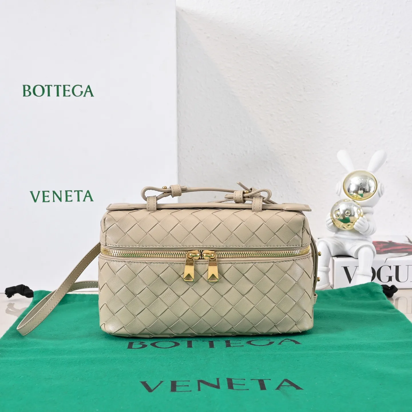 Batch 1360 Bottega Veneta 24 spring and summer woven zipper crossbody bag. A crossbody bag that can be used as a cosmetic bag. The exquisite weaving and compact body are an indispensable accessory for the upcoming summer. The double zipper also better protects the bag. It has a large capacity. If you like it, don’t miss it. Style number: 9109 Size: 22*12.5*5cm